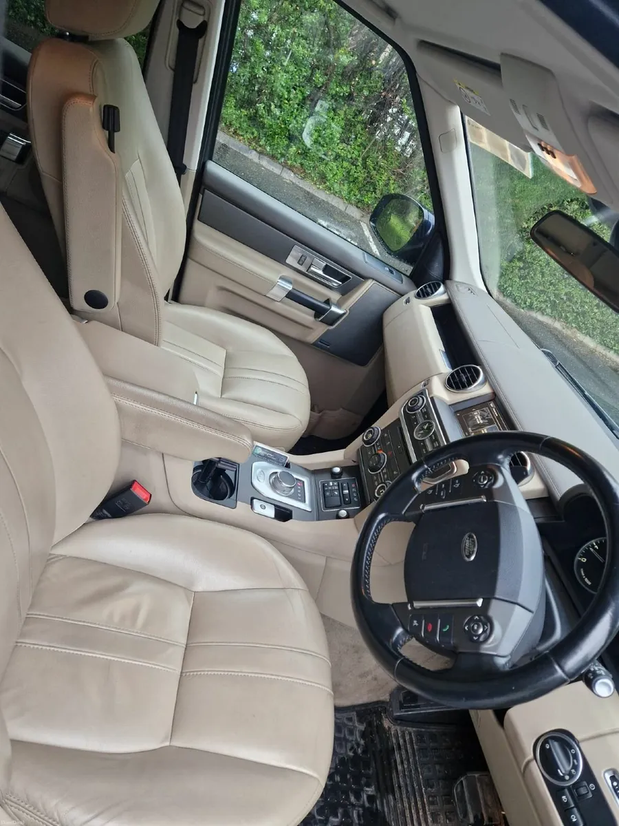 Land Rover Discovery 2016. **Business Class** - Image 4