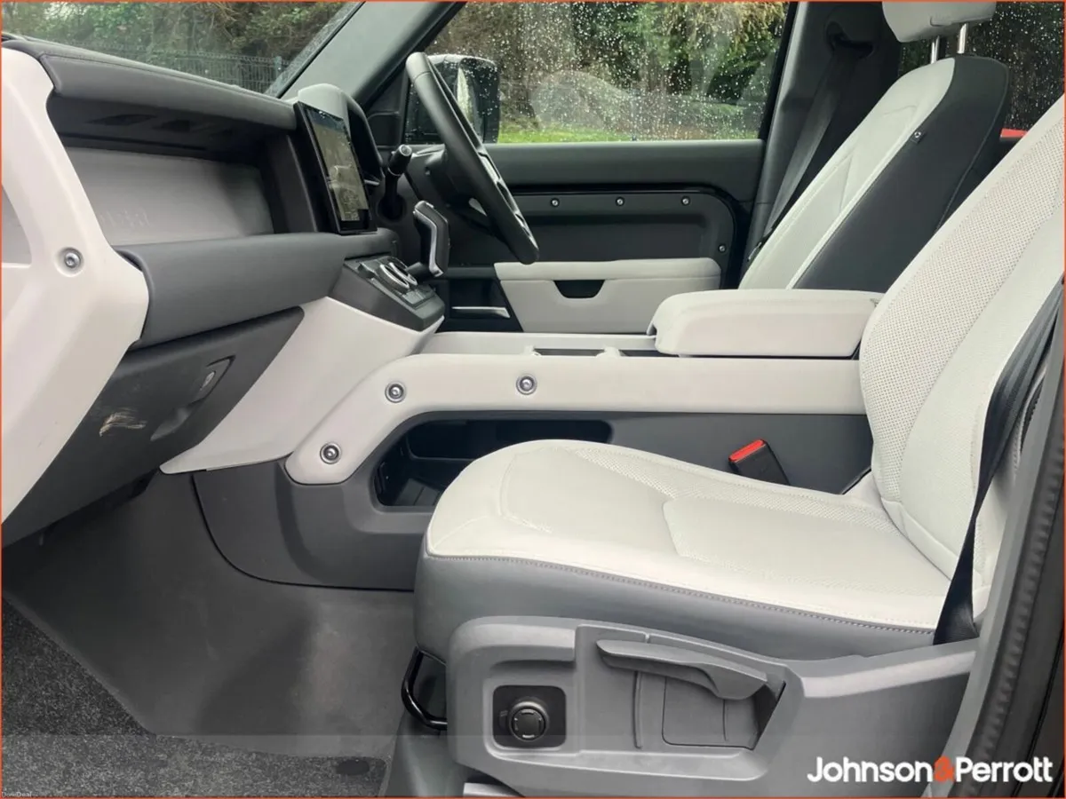 Land Rover Defender 110 2.0 Si4 PHEV 300 PS S Camp - Image 4