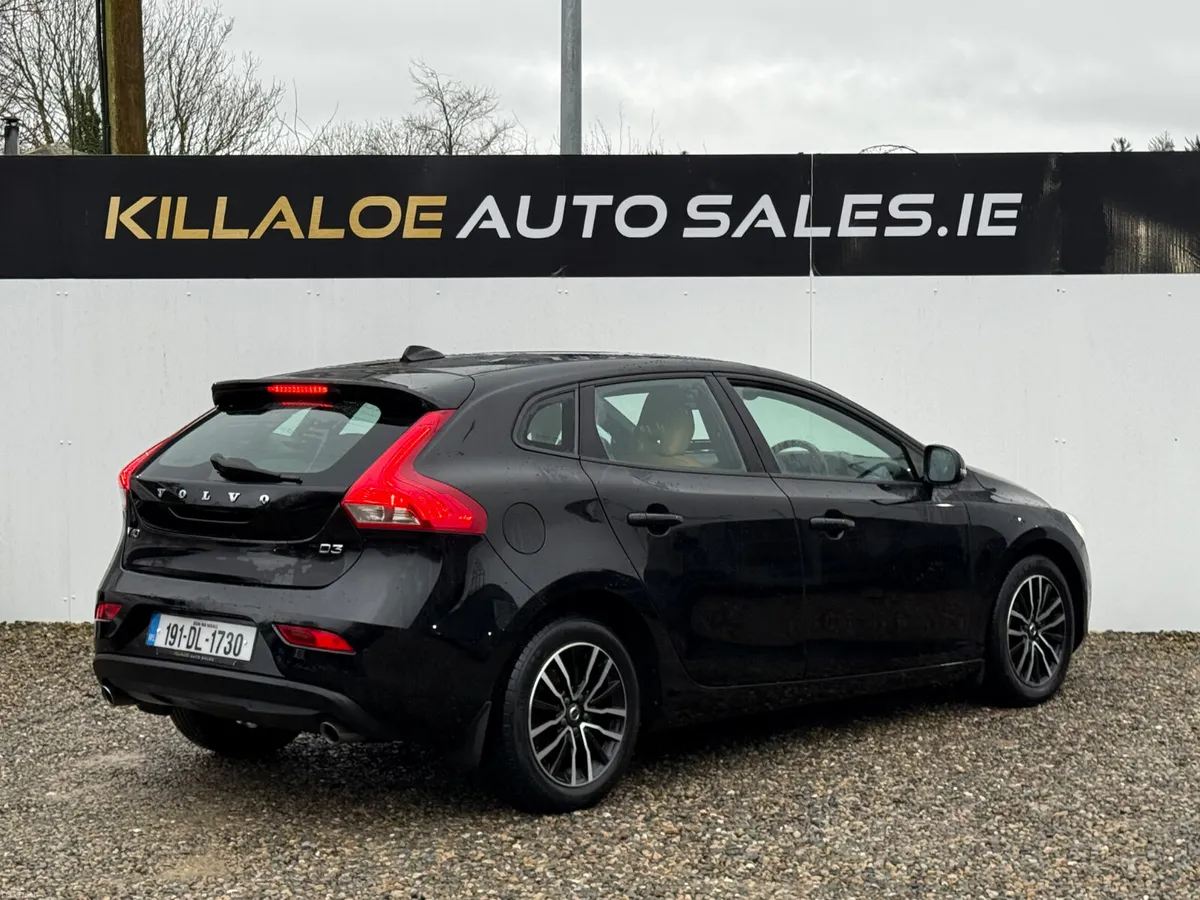 2019 Volvo V40 2.0D Manual (Top Spec) - Image 4