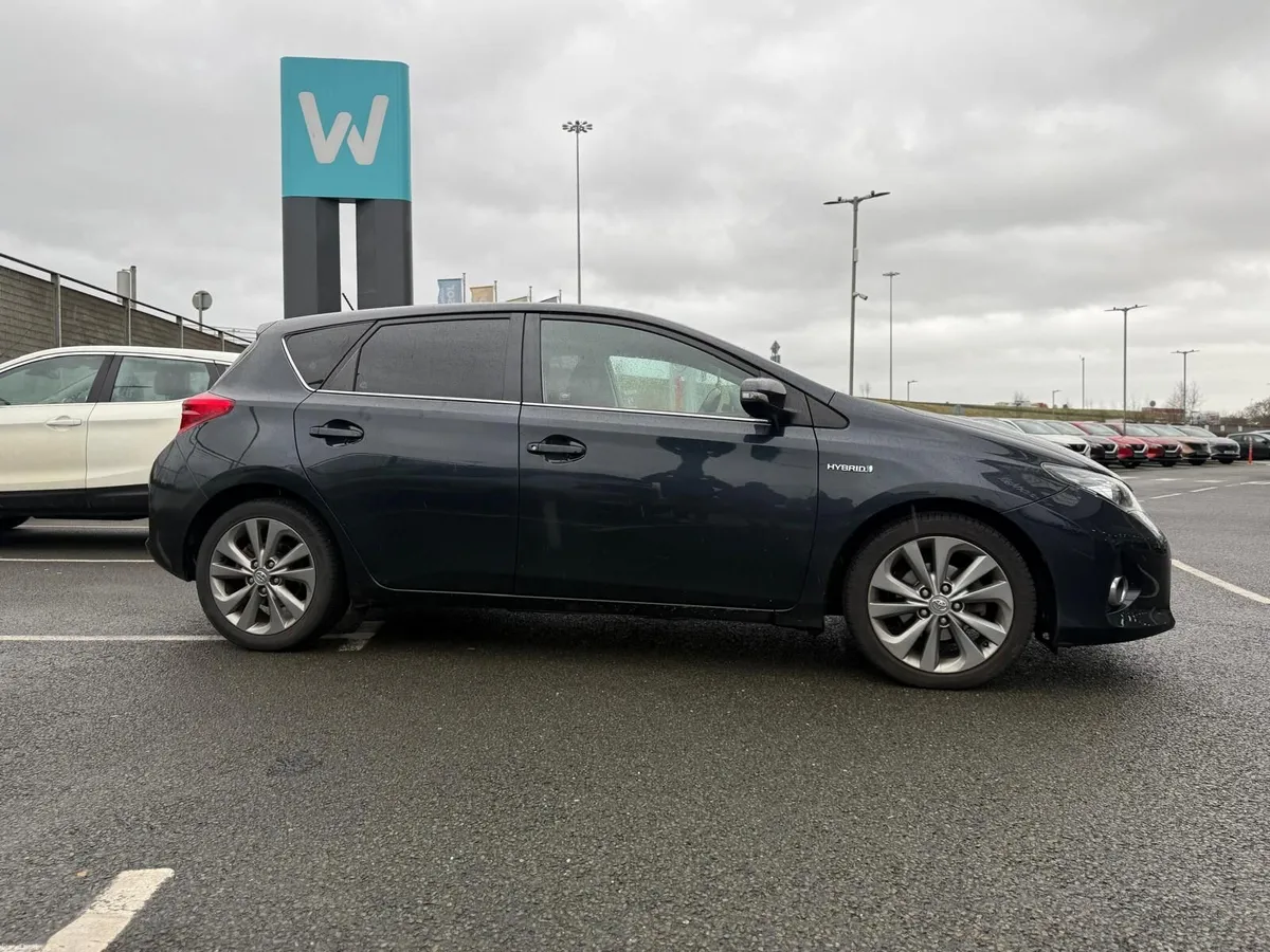 Toyota Auris 1.8 petrol hybrid - Image 3