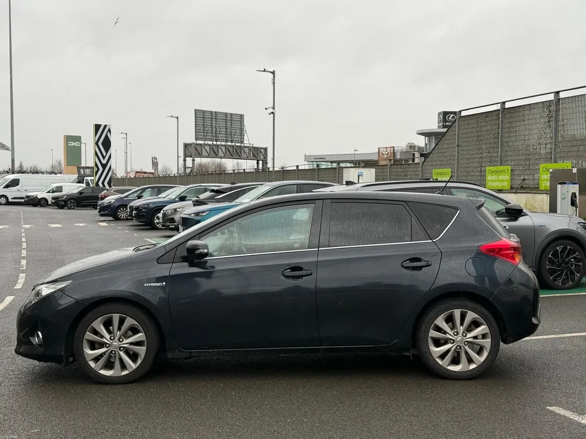 Toyota Auris 1.8 petrol hybrid - Image 4