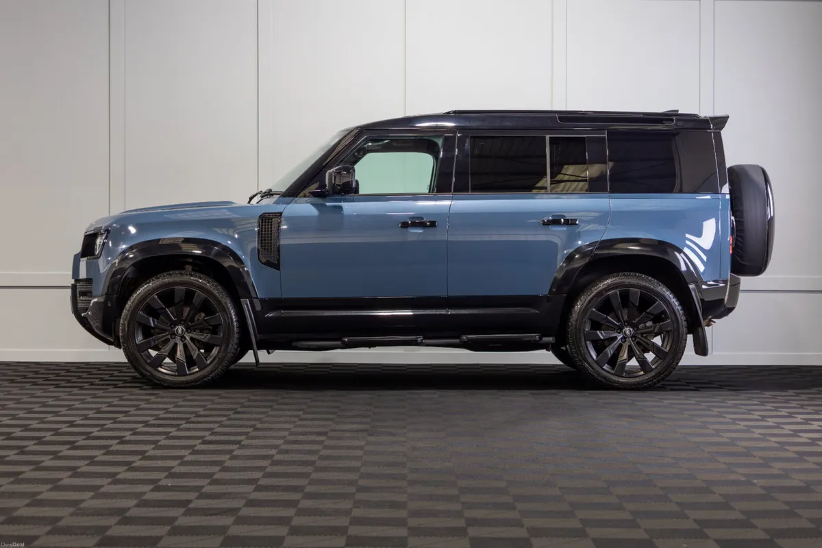 222 Land Rover Defender 110 D300 2 Seat Commercial - Image 3