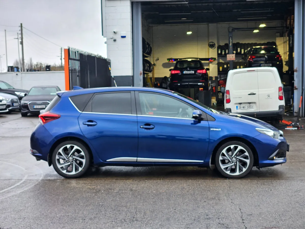 Toyota Auris 1.8 Hybrid SOL - Image 3