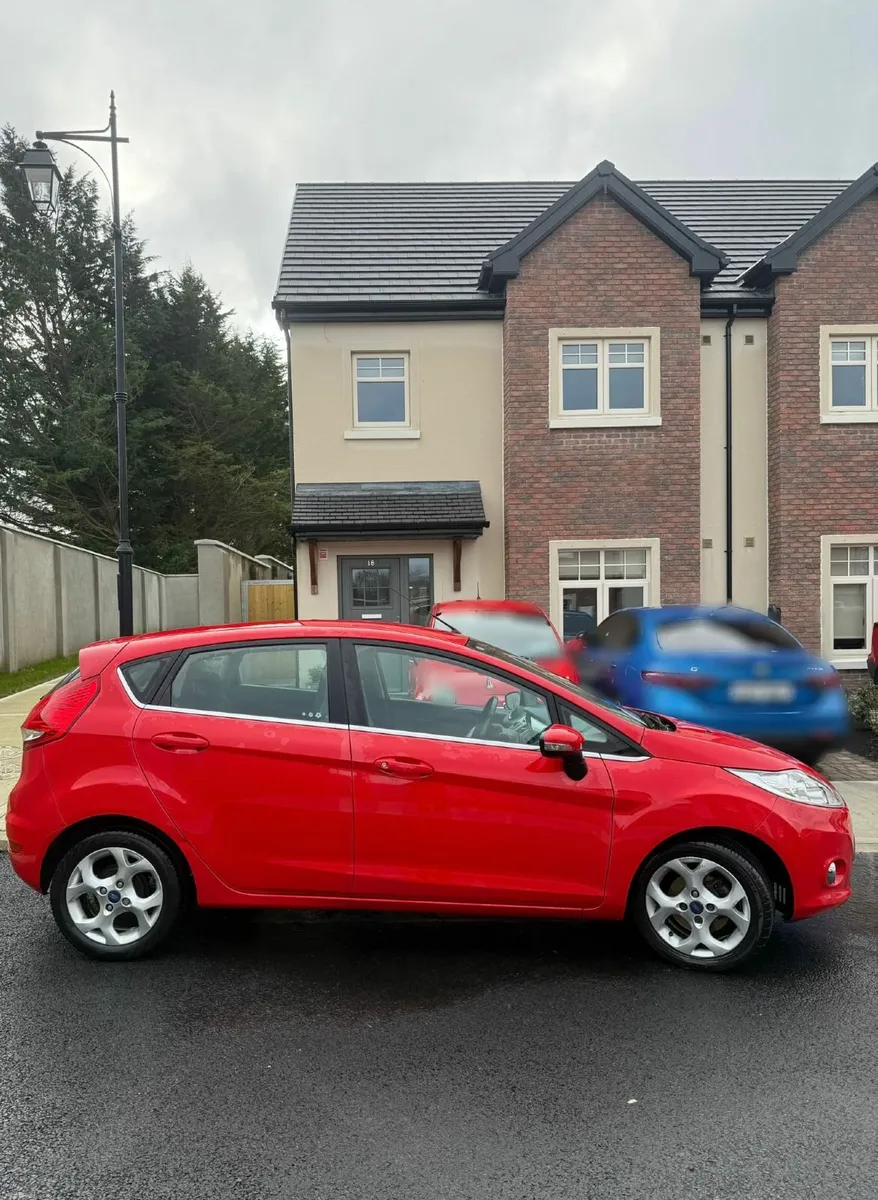 Ford Fiesta 2011 - Image 2