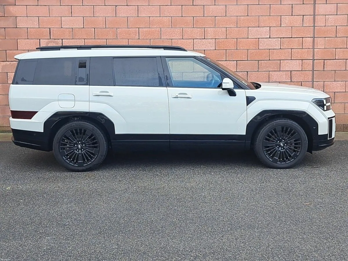 Hyundai Santa Fe Calligraphy 4 wheel drive Plug in - Image 4