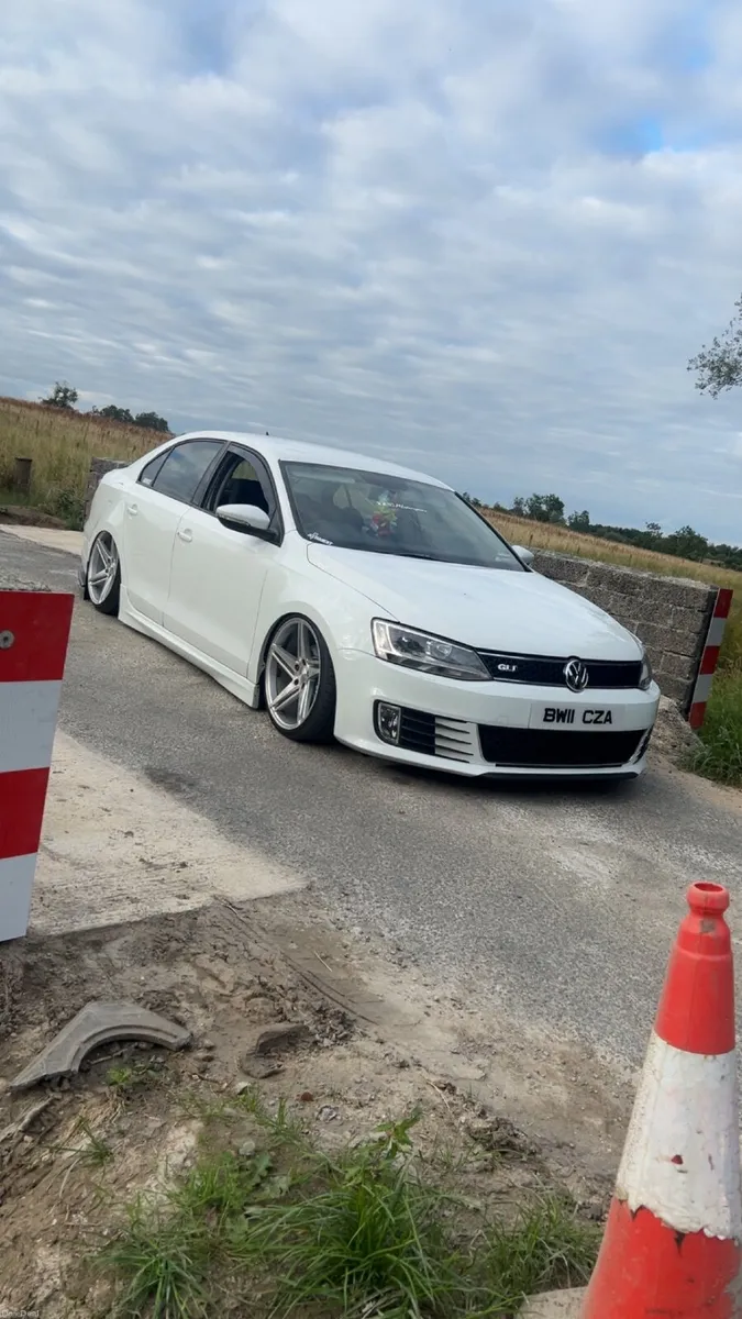 Volkswagen Jetta 2011 - Image 3