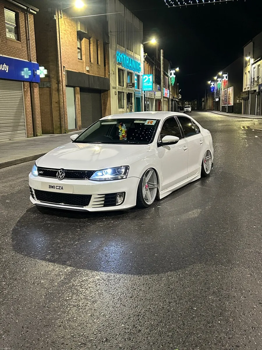 Volkswagen Jetta 2011 - Image 4