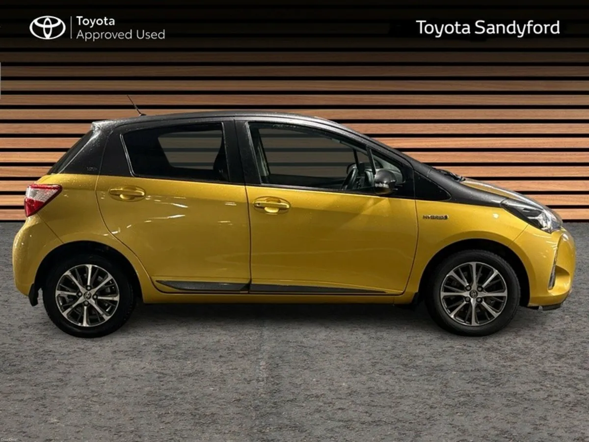 Toyota Yaris HYBRID Y20 AUTOMATIC // REAR CAMERA / - Image 3