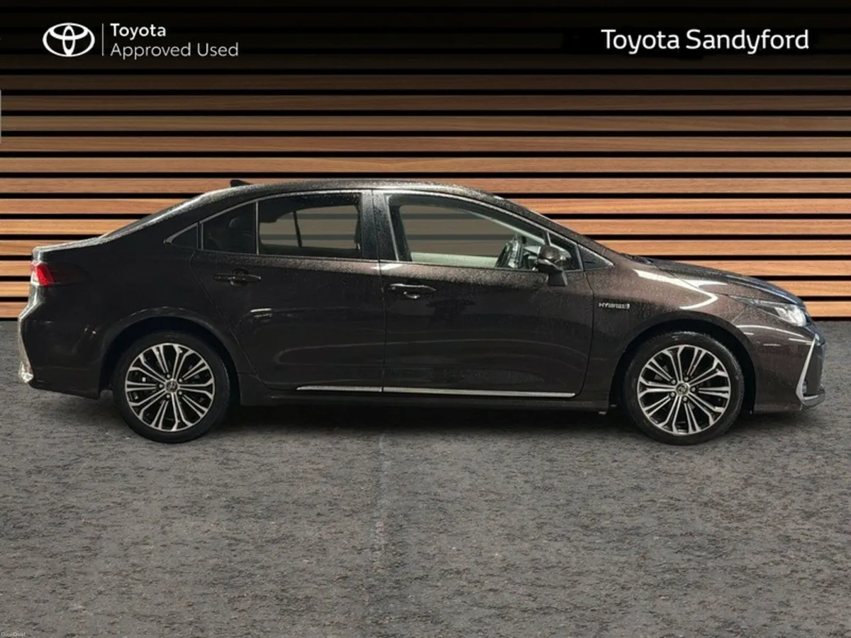 Toyota Corolla LUNA SPORT SALOON // HEATED SEATS / - Image 3