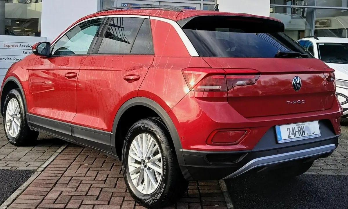 Volkswagen T-Roc LIFE 2.0 TDI M6F 116HP **REAR VIE - Image 2