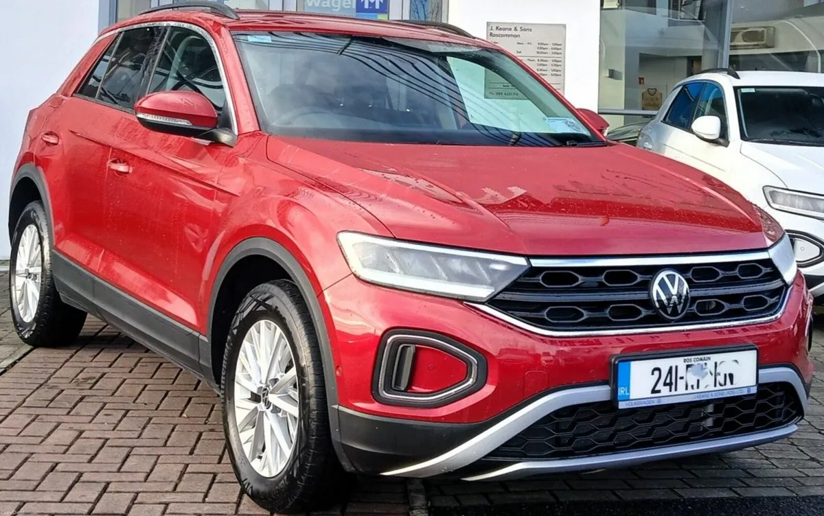 Volkswagen T-Roc LIFE 2.0 TDI M6F 116HP **REAR VIE - Image 1