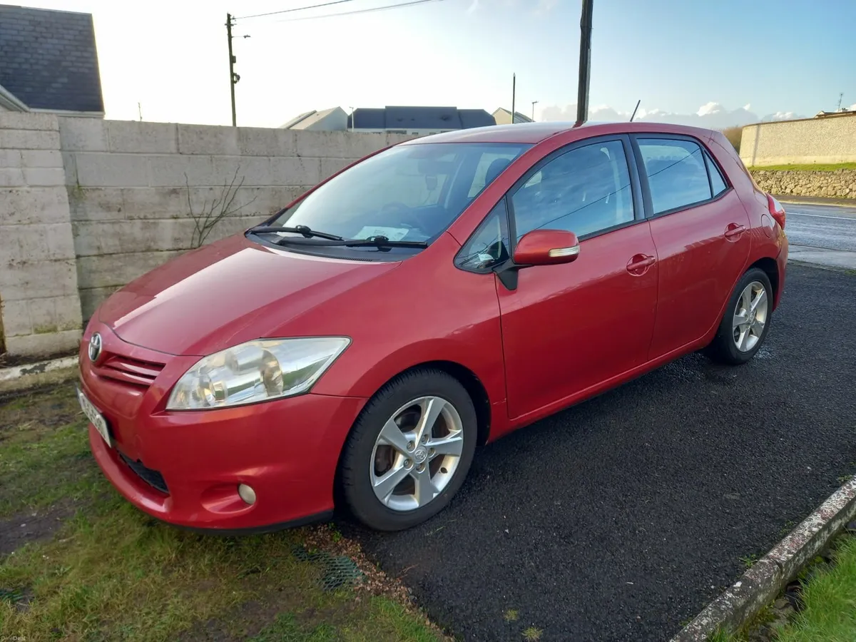 Toyota Auris 2010 - Image 2