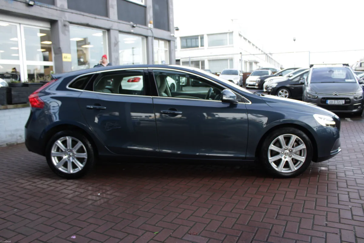 2019 VOLVO V40 - Image 3