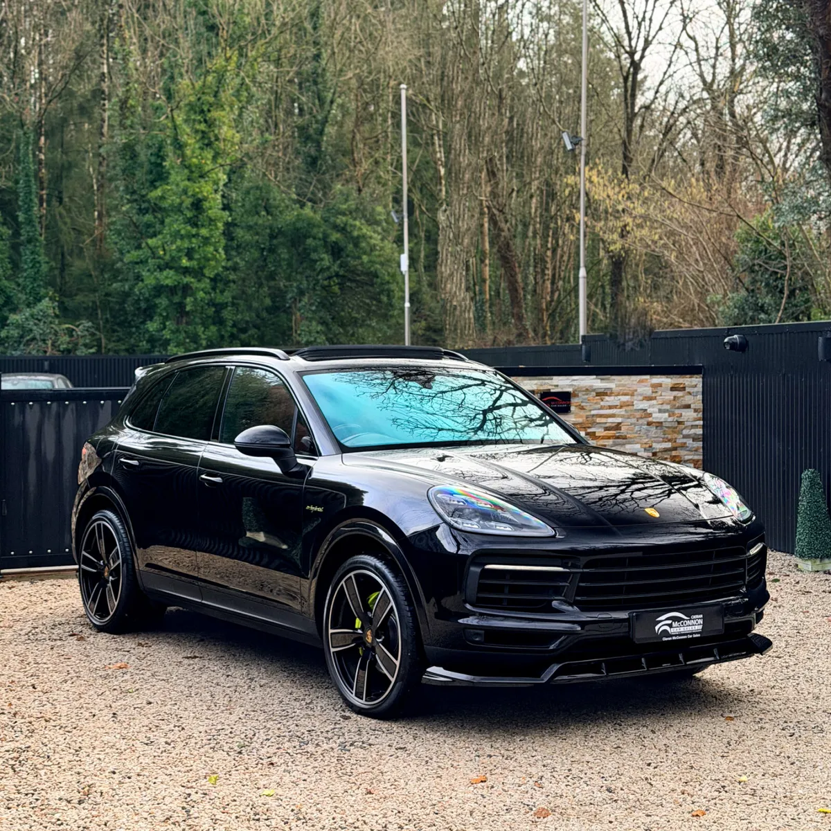 2022 (221) Porsche Cayenne 3.0 V6 E-Hybrid S (462 - Image 1