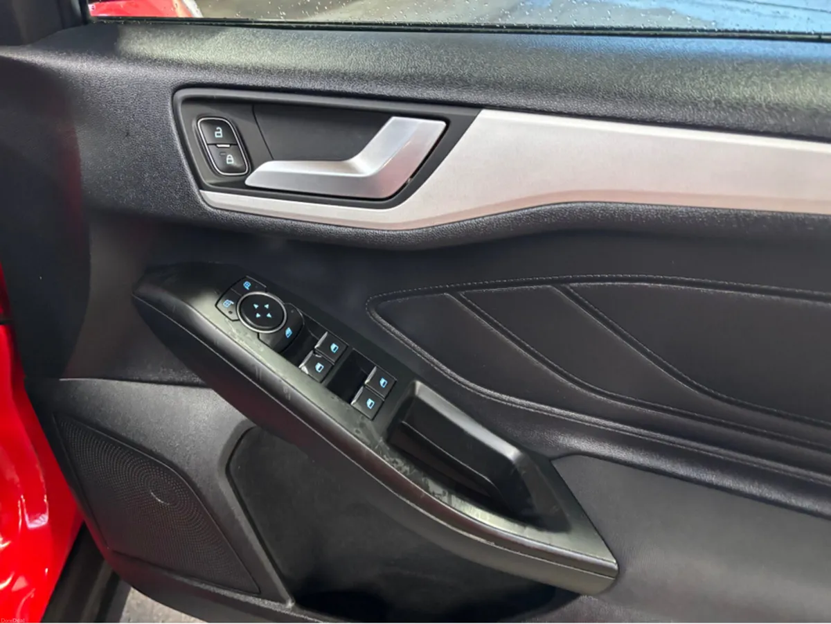 Ford Focus 1.0T ZETEC 5DR T ECOBOOST 100PS 1.0 - Image 3