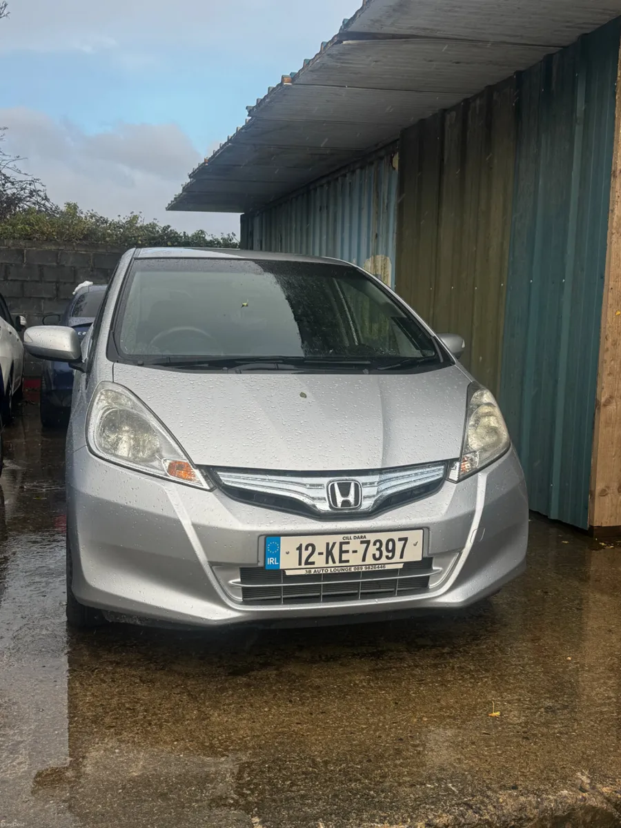 Honda Fit 1.3 Hybrid Auto 27000kms 2012 - Image 2