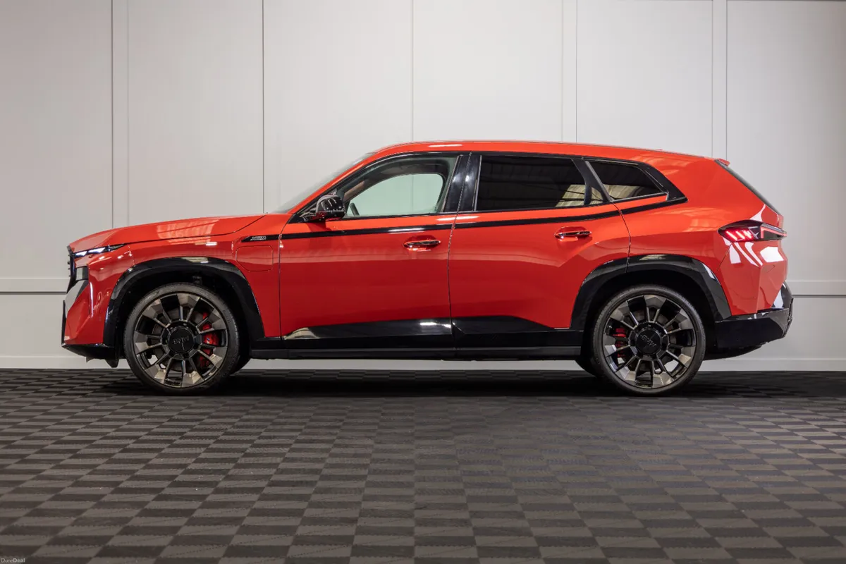 242 BMW XM 50e - Image 3