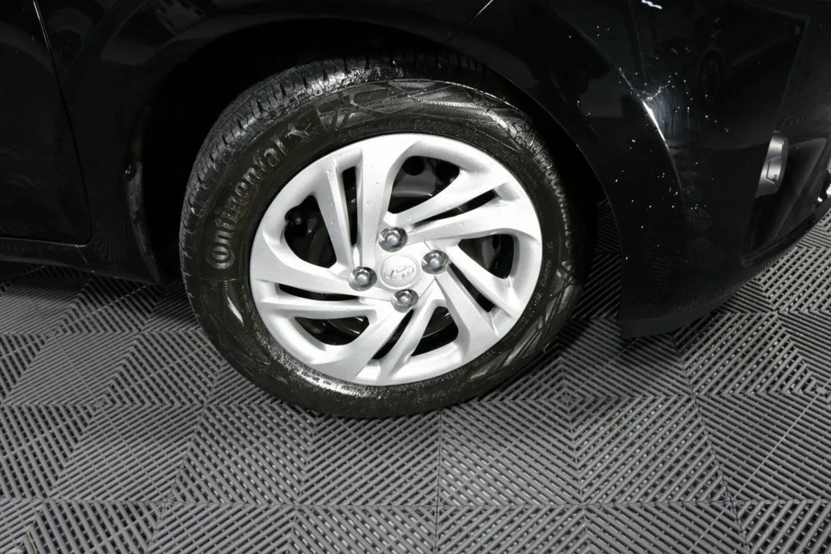 Hyundai i10 CLASSIC 1.0L PETROL HATCHBACK HERE AT - Image 3