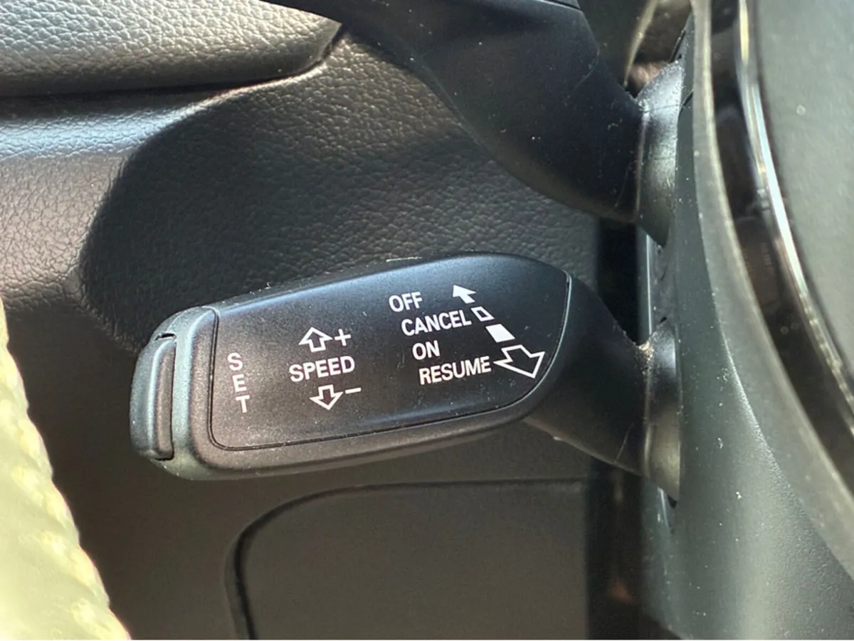 Audi Q3 2.0 TDI 120 SE (BLACK LEATHER) - Image 2