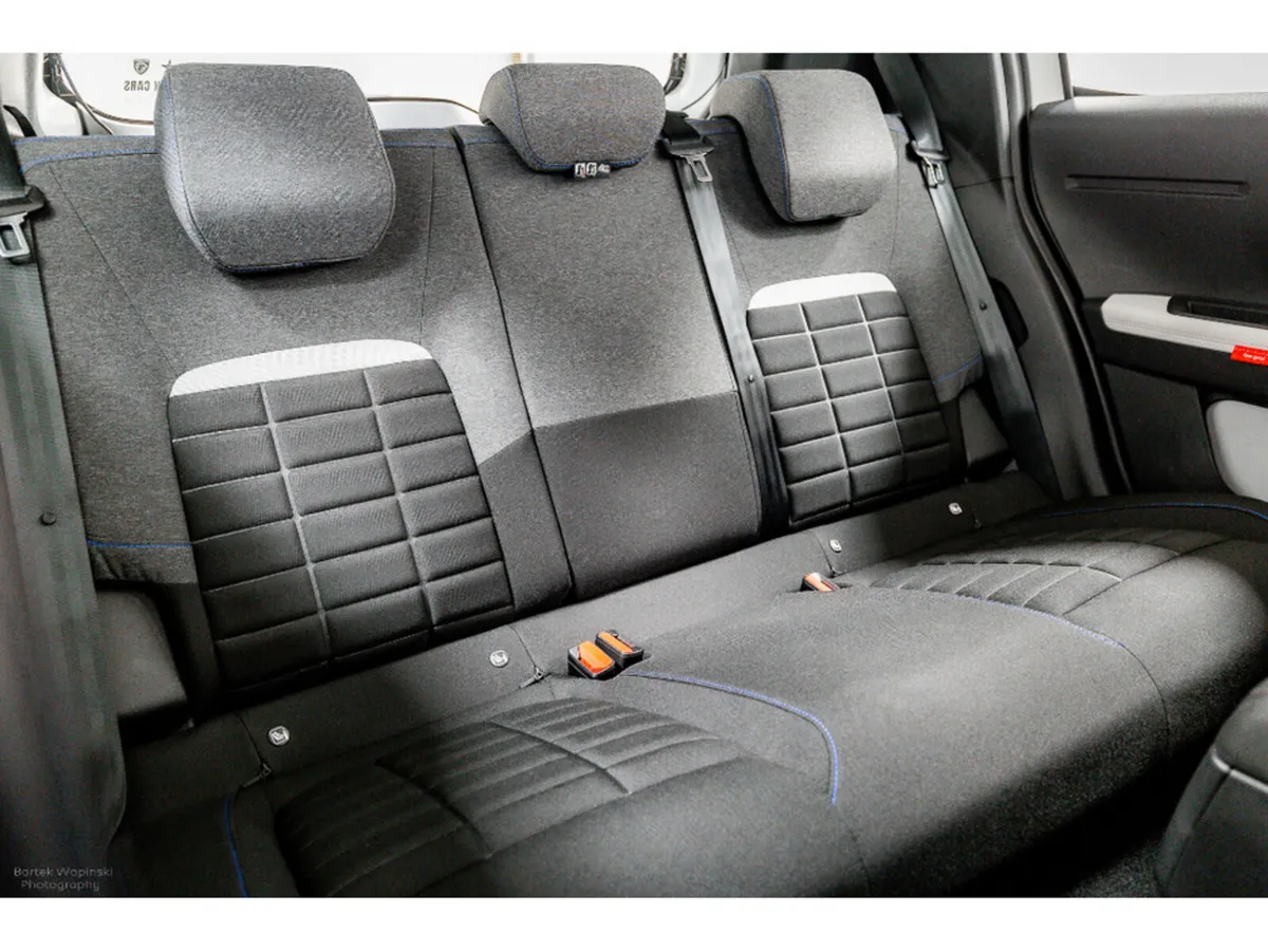 Citroen C3 Plus 1.2 Hybrid Auto 100HP Bi-Tone Roof - Image 4