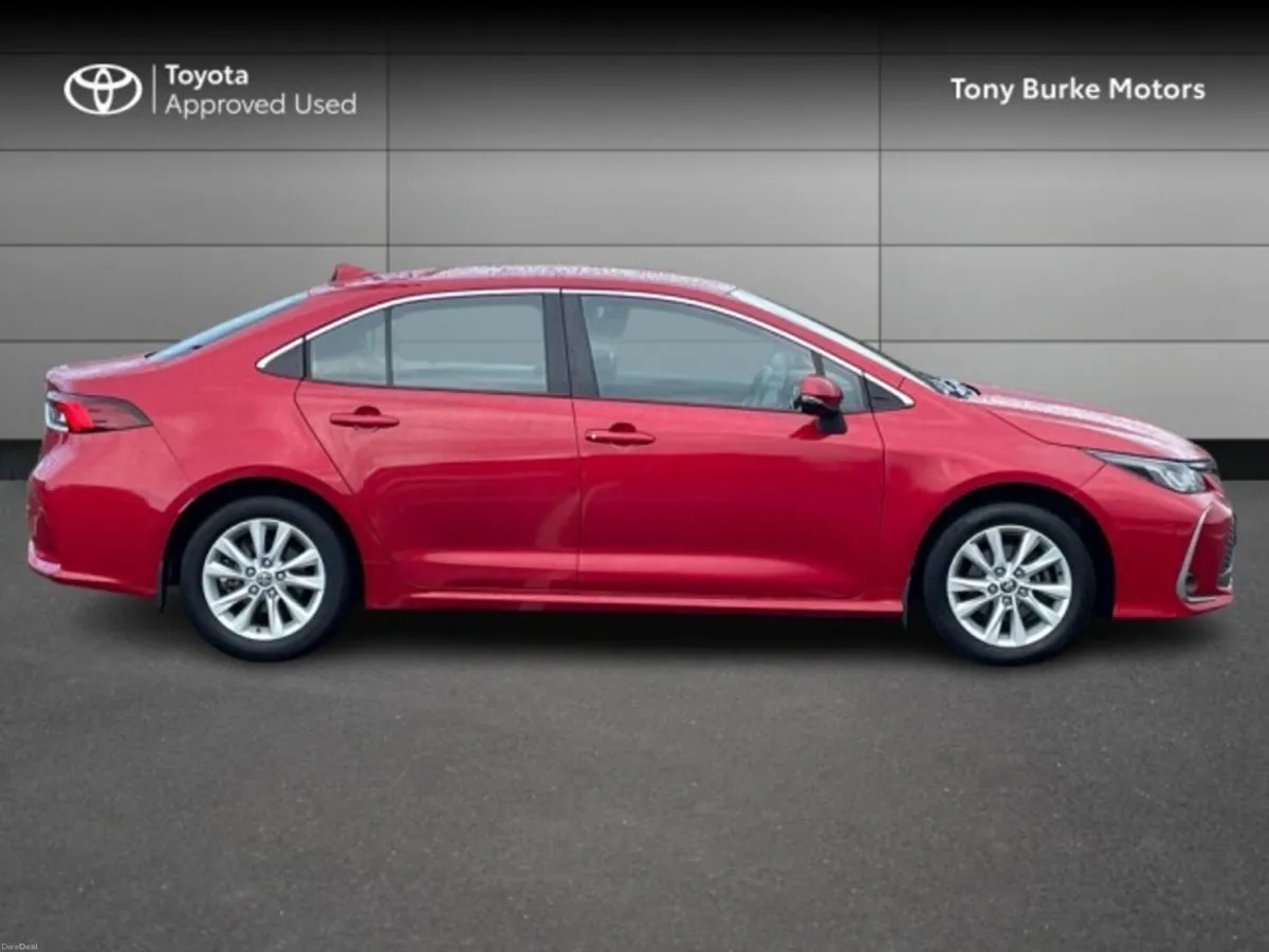 Toyota Corolla Saloon - Luna Edition - 1.8 Hybrid - Image 3