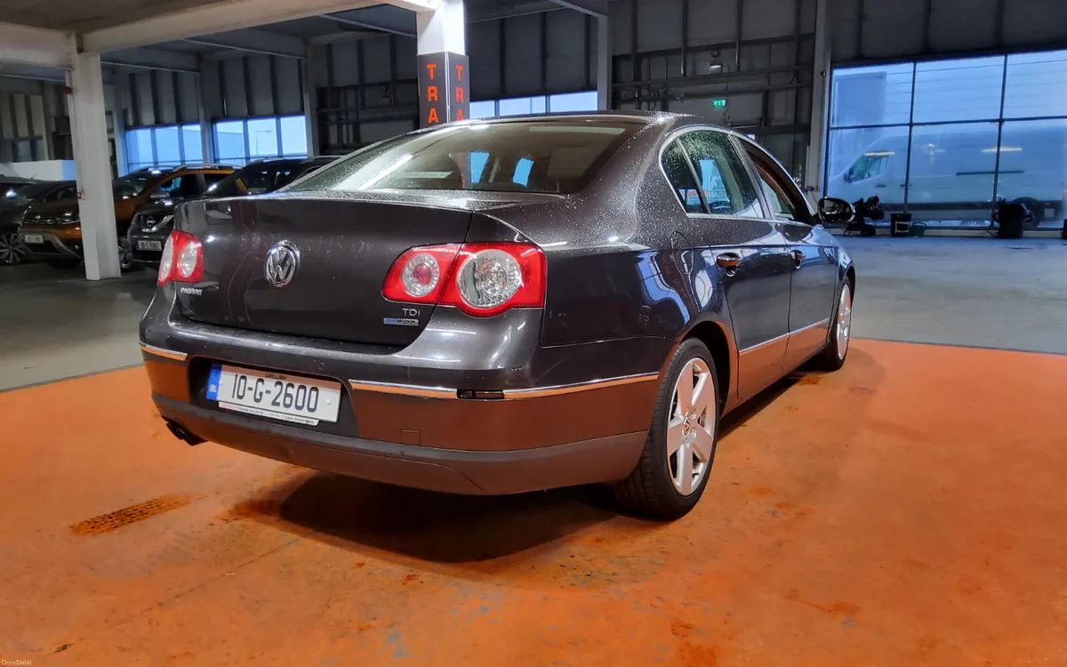 Volkswagen Passat 2010 - Image 3