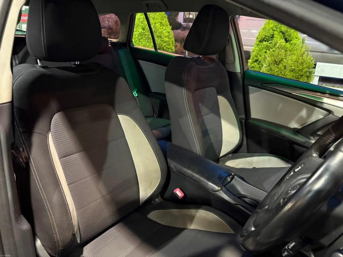 Toyota Avensis 1 6 D4D Business Edition Estate - Image 3