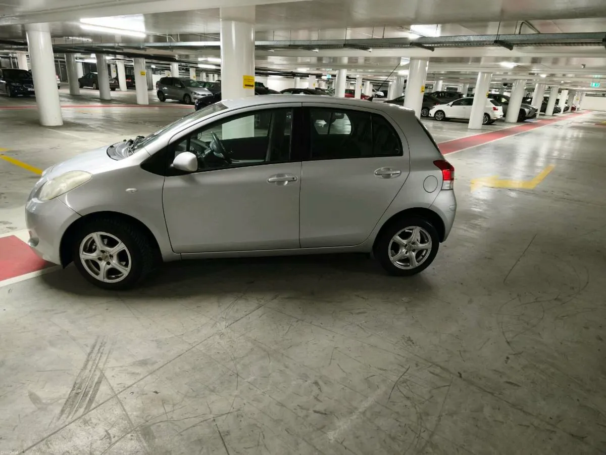 Toyota Yaris very low km - Image 4