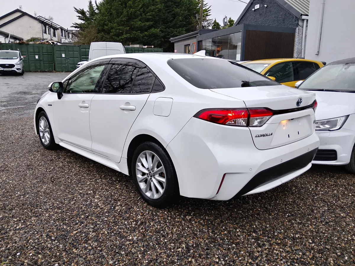 Toyota Corolla Hybrid Saloon - Image 3