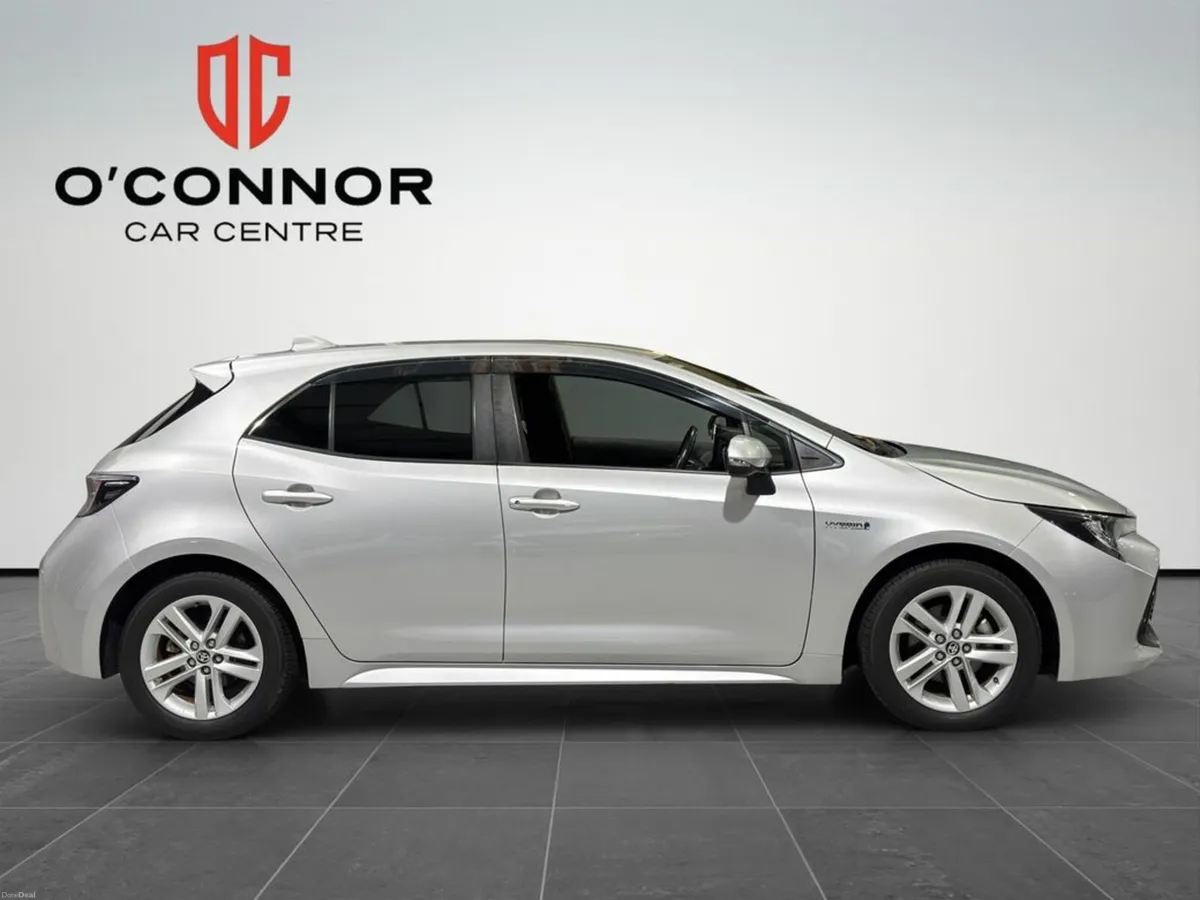 Toyota Corolla "Silver style, Toyota reliability — - Image 2