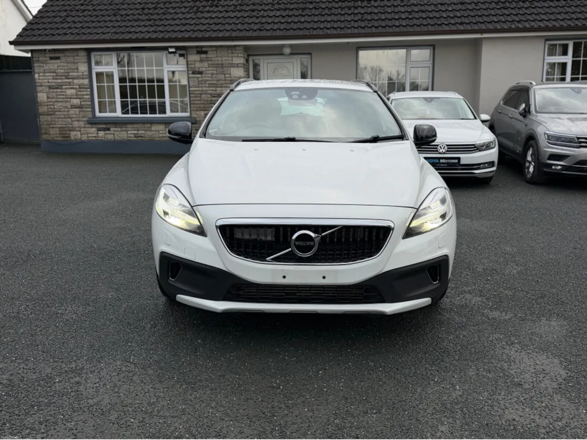 Volvo V40 2.0 D4 CROSS COUNTRY SE LUXURY DIESEL 19 - Image 2