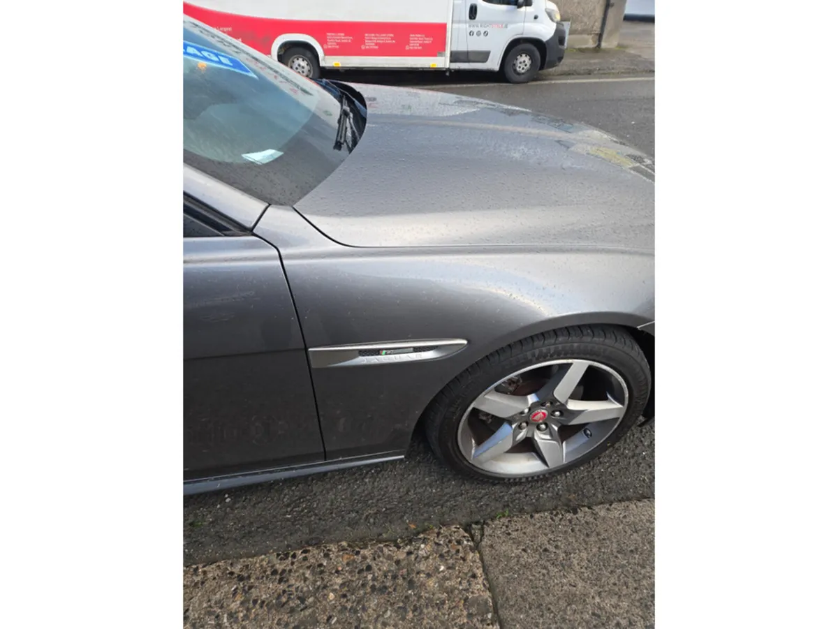 Jaguar XE 2.0 D R-SPORT 180PS 4DR AUTOMATIC VERY N - Image 4