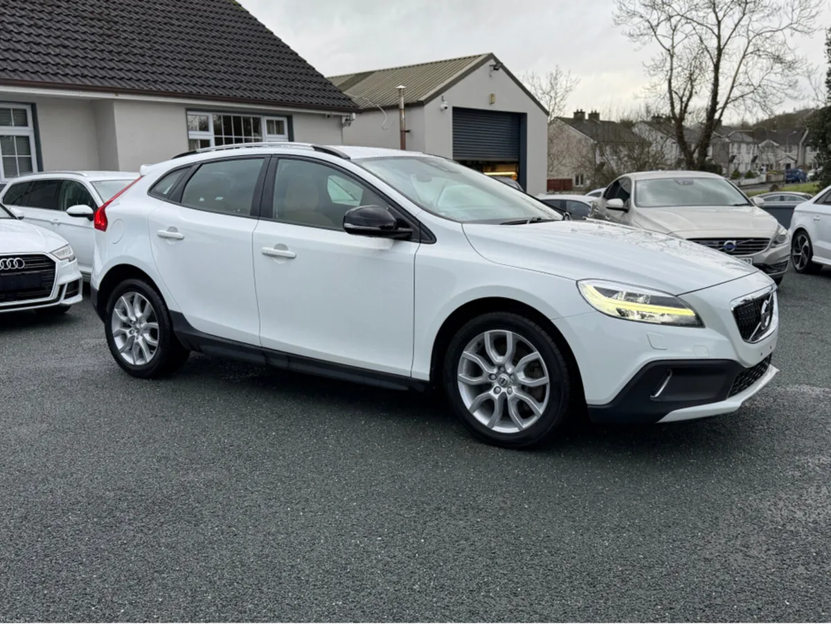 Volvo V40 2.0 D4 CROSS COUNTRY SE LUXURY DIESEL 19 - Image 3