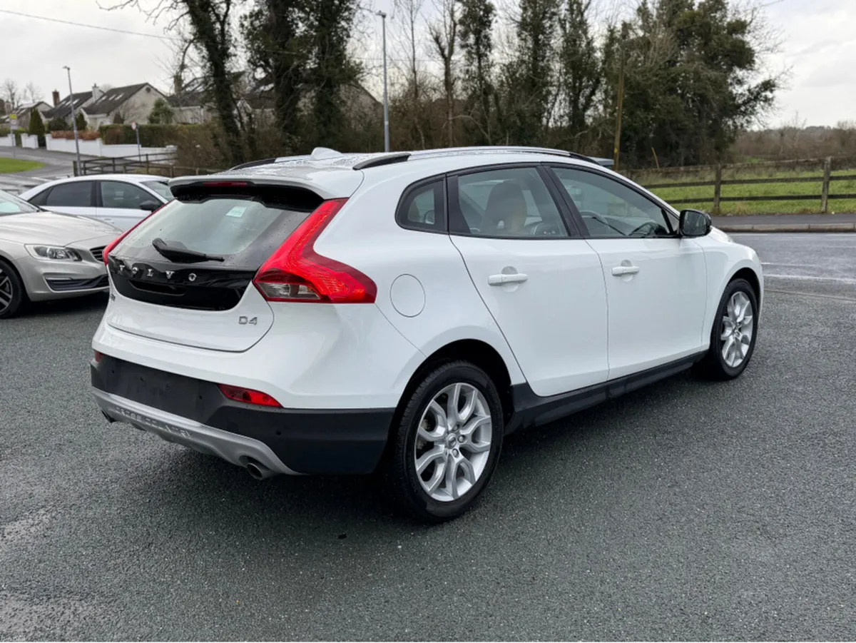 Volvo V40 2.0 D4 CROSS COUNTRY SE LUXURY DIESEL 19 - Image 4