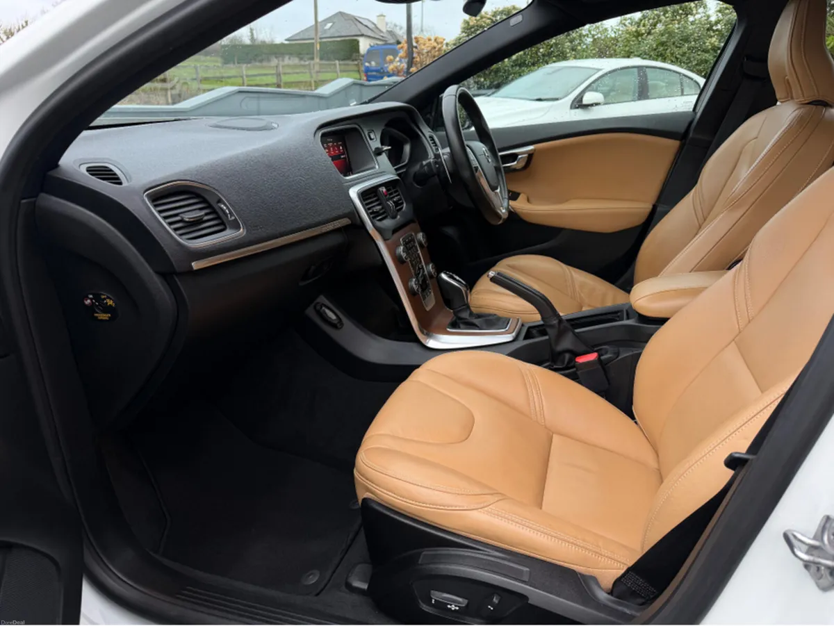 Volvo V40 2.0 D4 CROSS COUNTRY SE LUXURY DIESEL 19 - Image 6