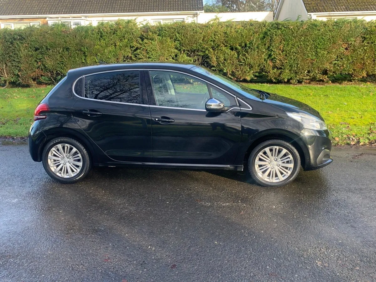 Peugeot 208 - Image 2