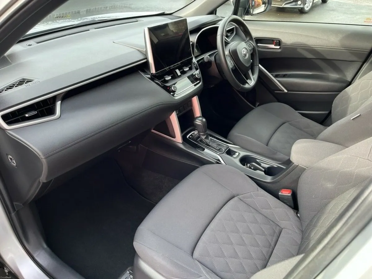 Toyota Corolla Cross HYBRID ELECTRIC SPORT - Image 6