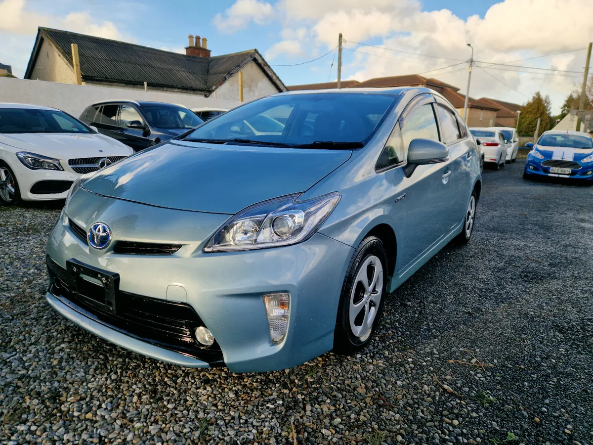 2014 Toyota Prius G pack |Half leather interior - Image 3