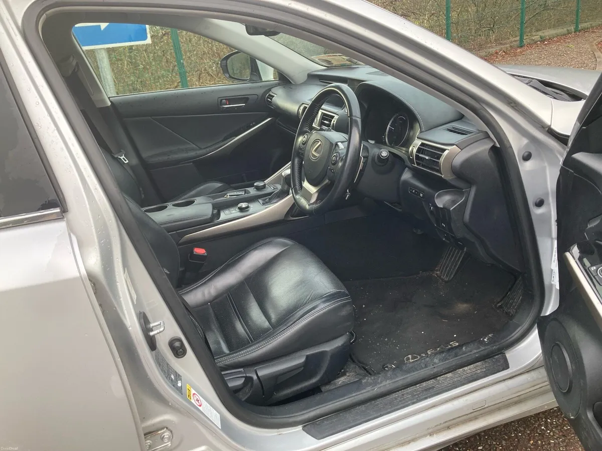 2015 Lexus IS300h Auto Only 165000 Klm - Image 4