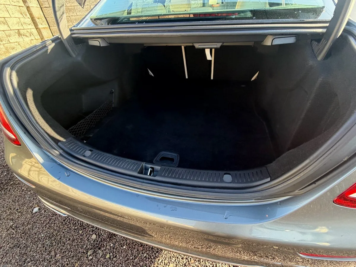 2017 E-CLASS - Image 4