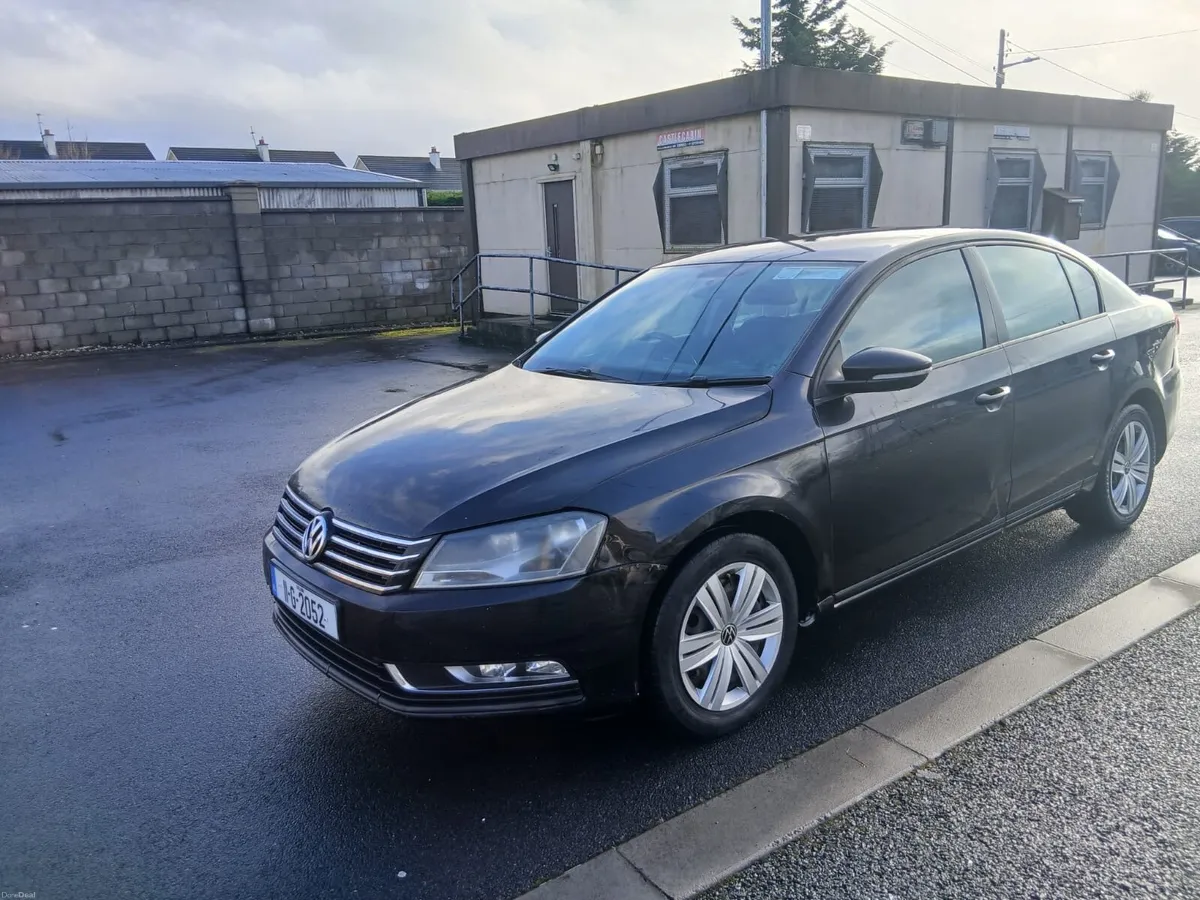 2011 Volkswagen Passat - Image 2