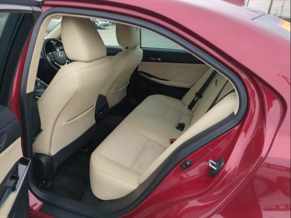 2015 lexus is 300h - Image 4