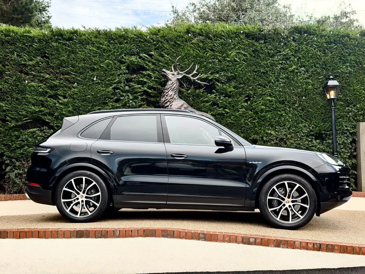 242 Porsche Cayenne 2.9 V6 470BHP Hybrid CREWCAB - Image 3