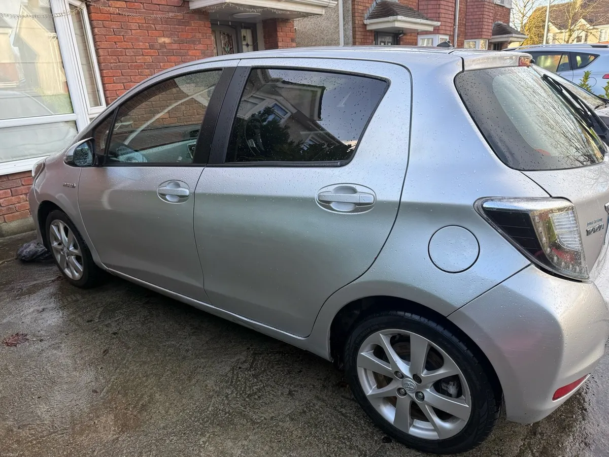 Toyota Yaris hybrid - Image 2