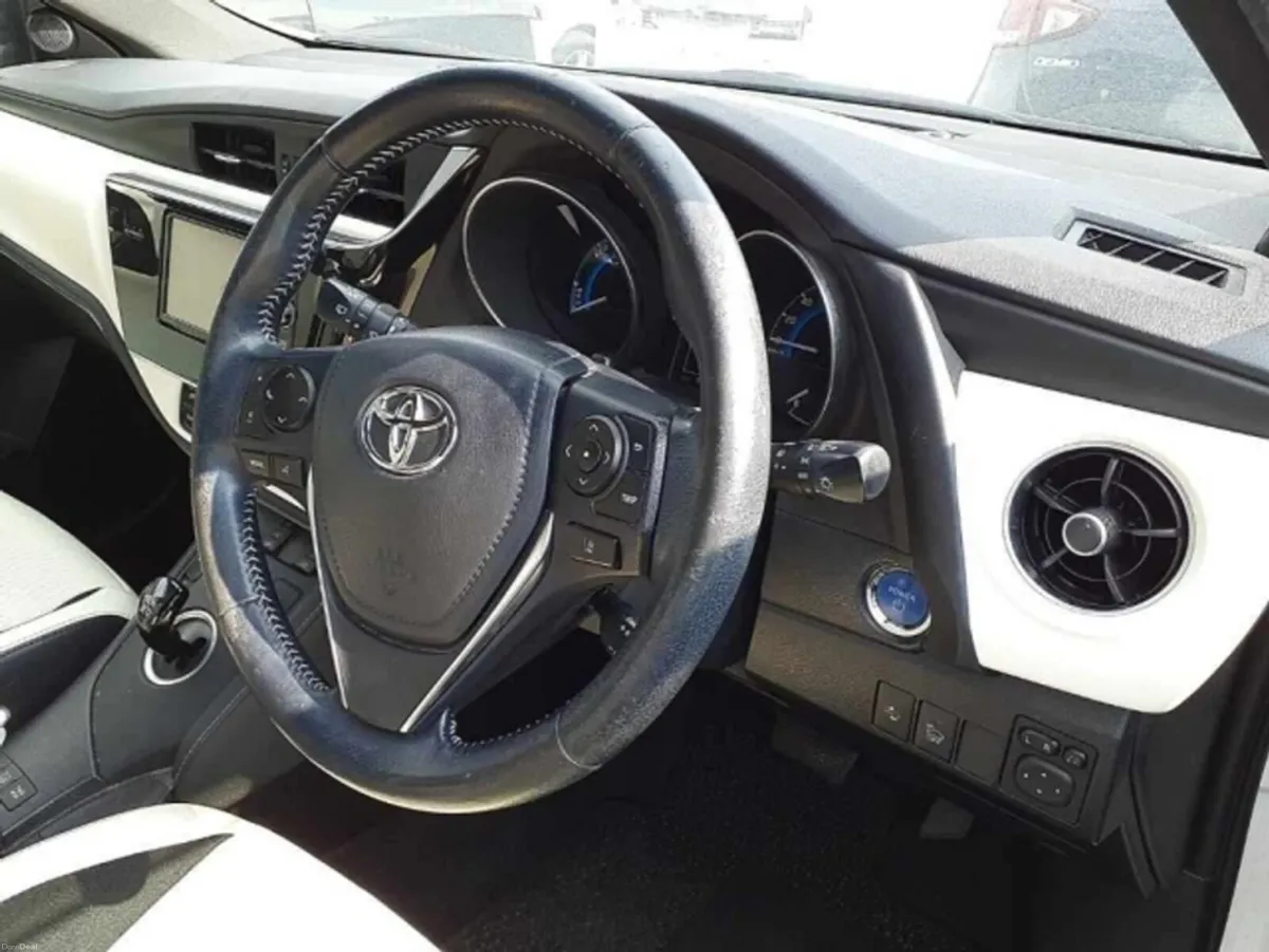 Toyota Auris LEATHER INTERIOR // BLUETOOTH // MULT - Image 3