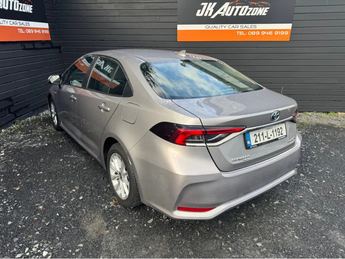 Toyota Corolla 1.8 HYBRID SALOON - Image 4