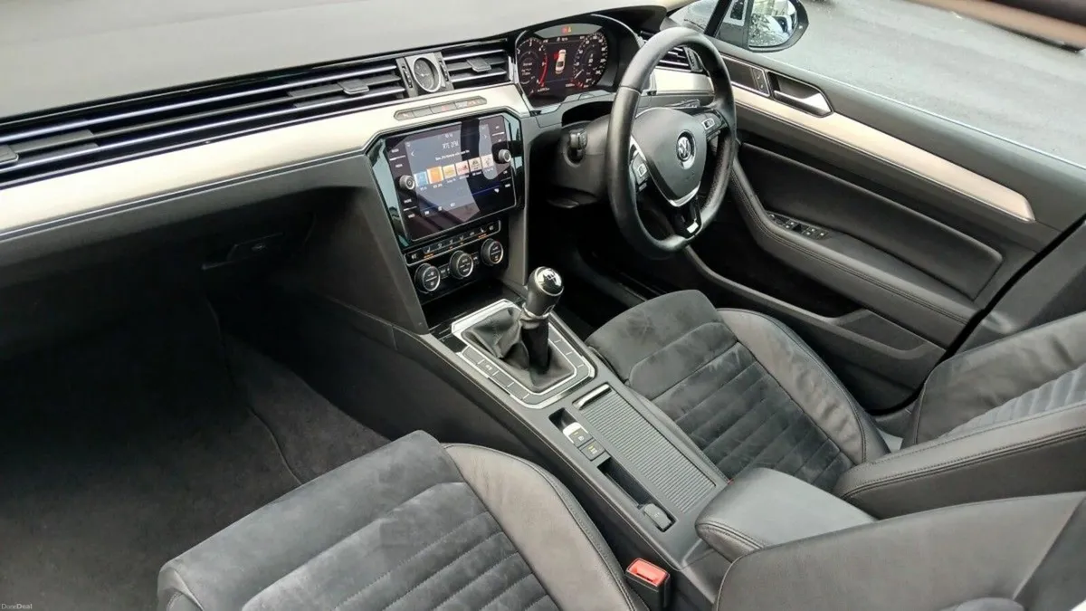 Volkswagen Passat Highline 2.0 TDI 150HP **REAR VI - Image 2