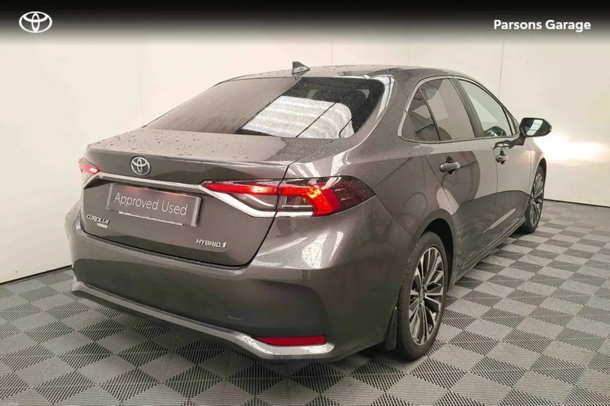 Toyota Corolla LUNA SPORT SALOON 4DR - Image 2