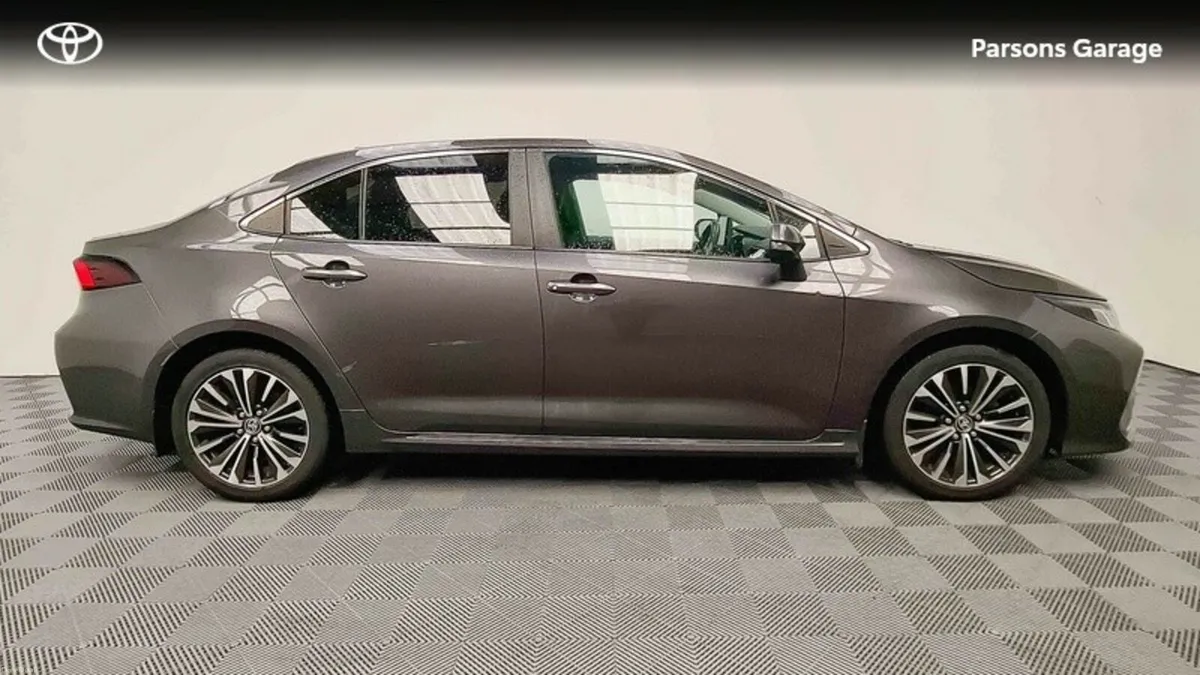 Toyota Corolla LUNA SPORT SALOON 4DR - Image 3