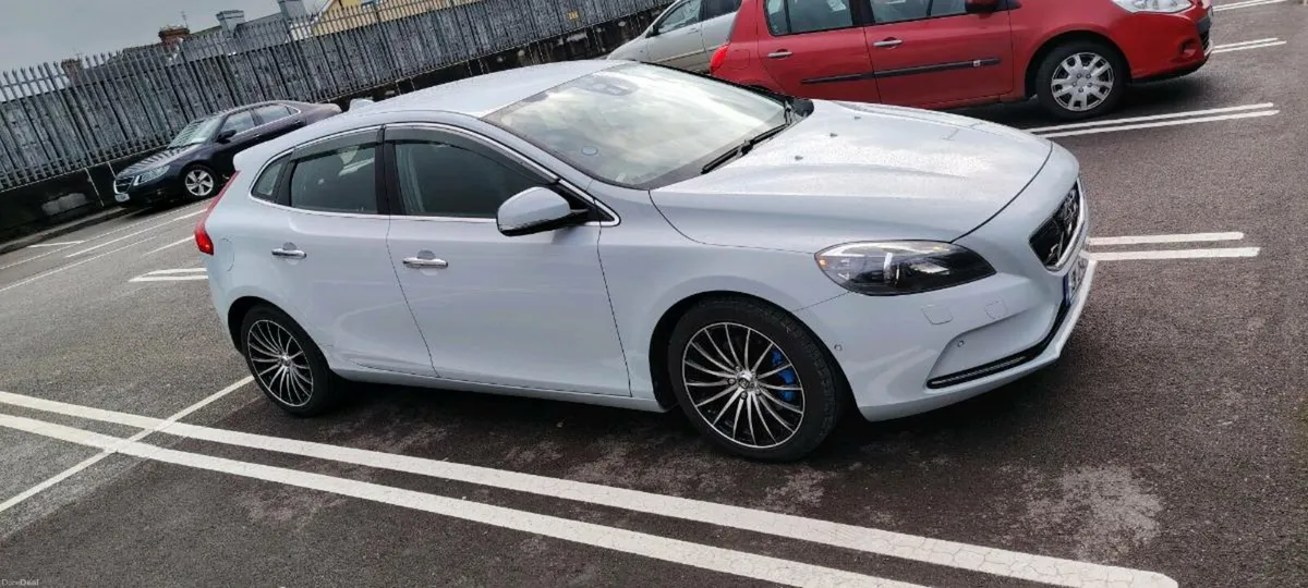 Volvo V40 T4 1.6 petrol - Image 1
